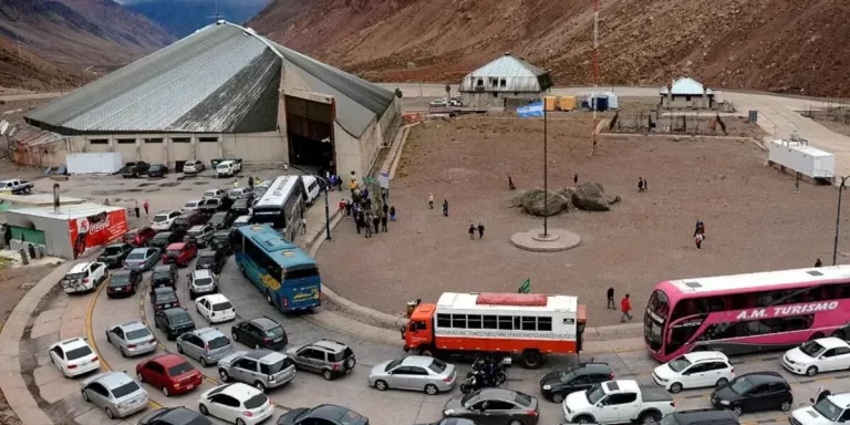 Hasta 10 horas de demoras para cruzar a Chile por el Paso Cristo Redentor