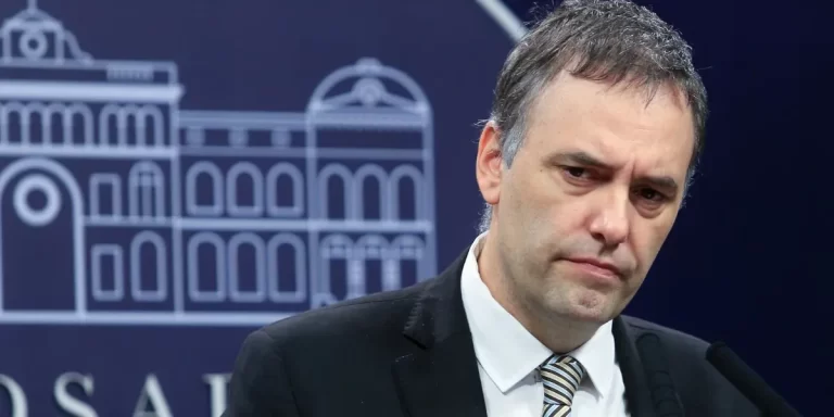 El Gobierno extendió la suspensión de la pauta oficial para medios