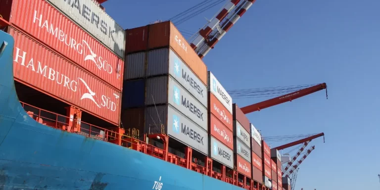 El Gobierno extendió por tres años un impuesto que encarece las importaciones