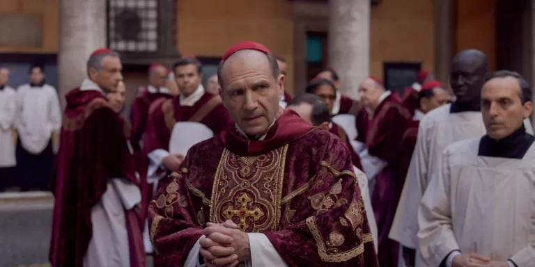 “Cónclave”, Ralph Fiennes protagoniza una de las películas favoritas del año: ¿cuándo se estrena en los cines argentinos?