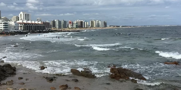 Dan por muerto al joven que se metió al mar en Punta del Este