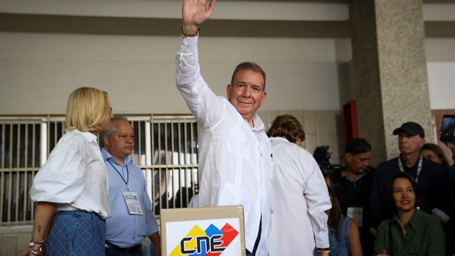 El venezolano González Urrutia se reunió con Milei y salieron al balcón de la Casa Rosada