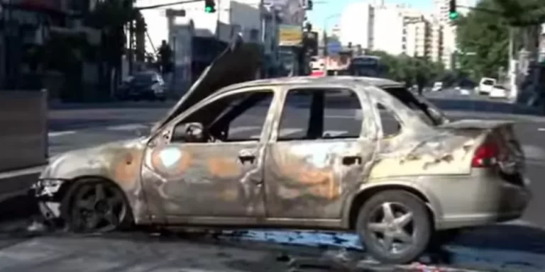 Un auto chocó contra un volquete en Flores y se incendió: el conductor dio positivo en alcoholemia