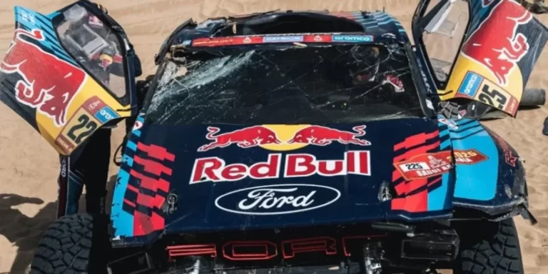 Rally Dakar 2025: el “Matador” Carlos Sainz sufrió un vuelco en el medio el desierto