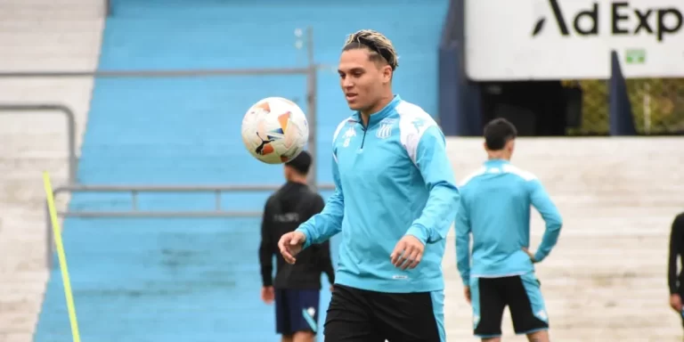 Juanfer Quintero no estará en la pretemporada y pide irse, pero Racing se mantiene firme