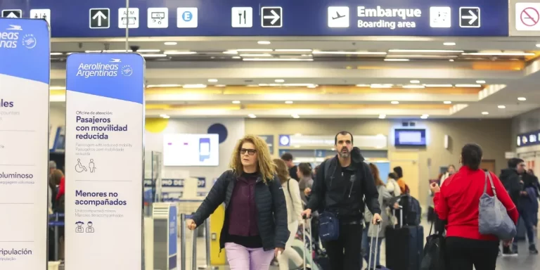 Se extendió el Fondo Nacional de Turismo hasta 2027 con un impuesto del 7% en pasajes al exterior