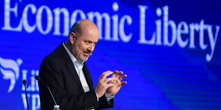 Sturzenegger defendió el cierre de fondos fiducidarios: “Es difícil de controlar”