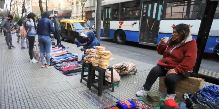 Cayó casi un 20% interanual la venta callejera en CABA en diciembre de 2024