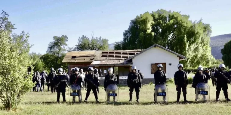 Desalojan a una comunidad mapuche que ocupaba un territorio del Parque Nacional Los Alerces
