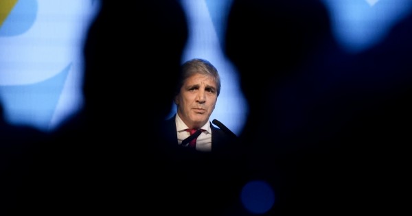 El FMI le pide a Caputo que unifique el dólar en 1300 pesos y libere el cepo