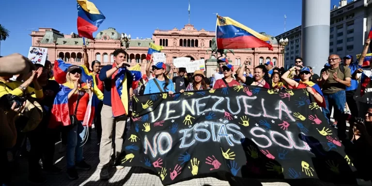 Venezolanos residentes se manifestaron contra Nicolás Maduro en Plaza de Mayo