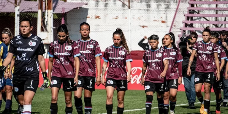Polémica decisión: UAI Urquiza pidió descender en el fútbol femenino y despertó críticas