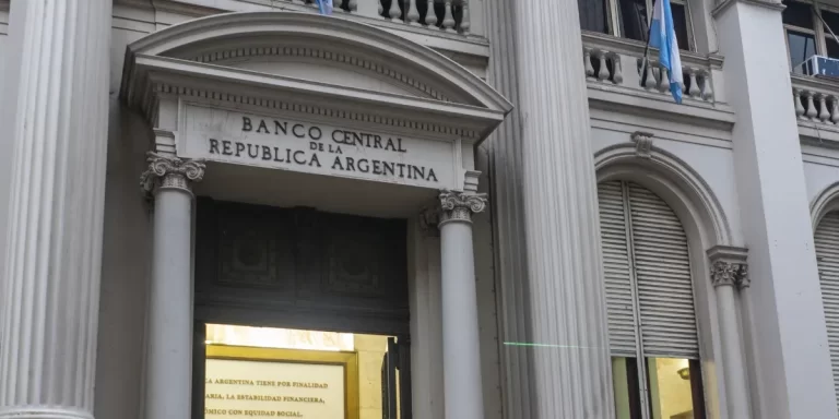 El Banco Central compró 167 millones de dólares y amortiguó la salida de divisas