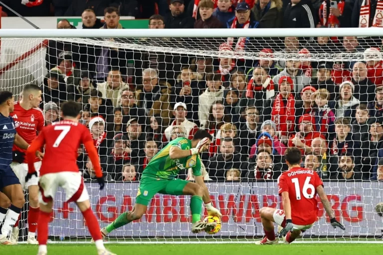 Emiliano “Dibu” Martínez se quedó con el premio a la mejor atajada del mes de la Premier League