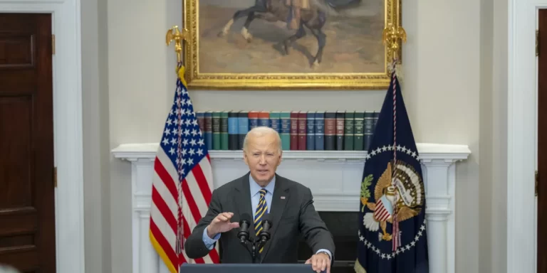 Joe Biden calificó de vergonzosa la decisión de Facebook e Instagram de eliminar la verificación de datos