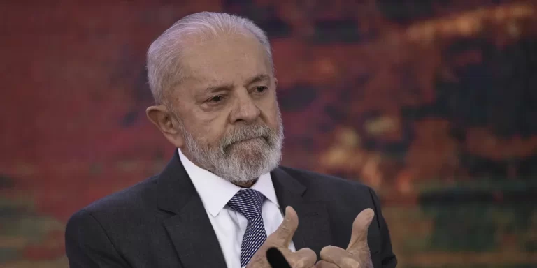 Lula prohibió el uso de celulares en las escuelas de Brasil