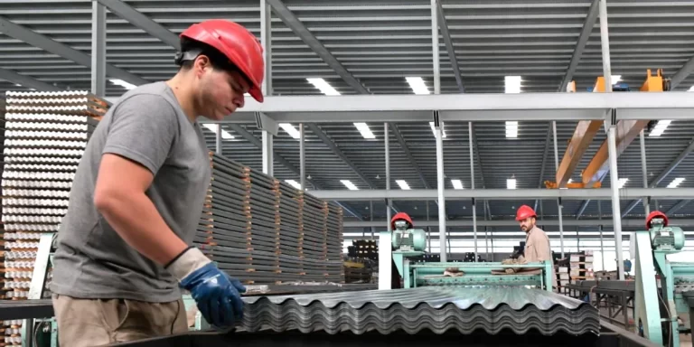 Trabajadores metalúrgicos acordaron una suba salarial superior al 10%