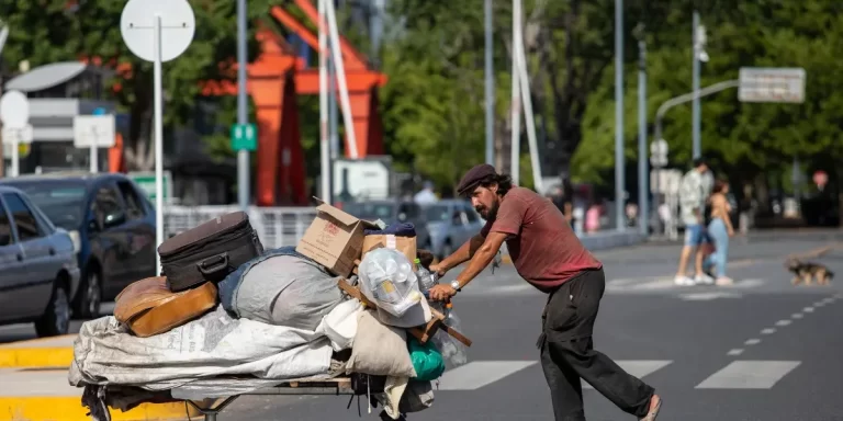 Según el INDEC, una familia necesitó $1.024.435 para no ser pobre en diciembre