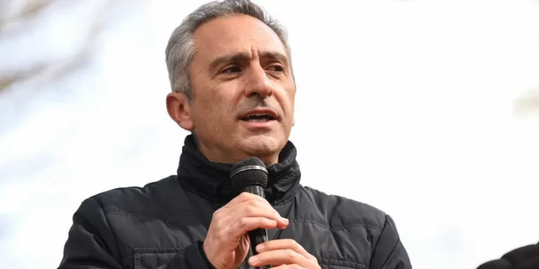 Larroque envió un mensaje a la interna del PJ y solicitó desdoblar las elecciones en PBA