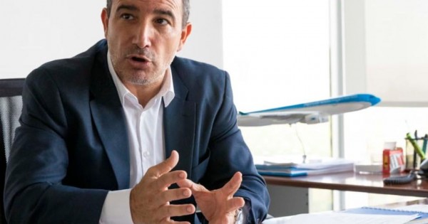 El libertario que negocia la paritaria de Aerolíneas se fue a Punta con pasajes 30 veces más baratos