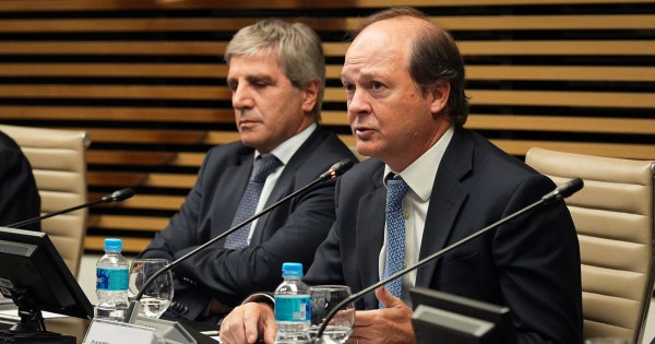 Caputo pasó de celebrar la “histórica” exportación de gas a Brasil, a importarlo de Chile y Bolivia