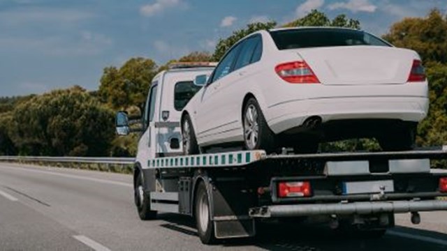 Simularon ser una grúa municipal y le robaron el auto a una familia en Córdoba