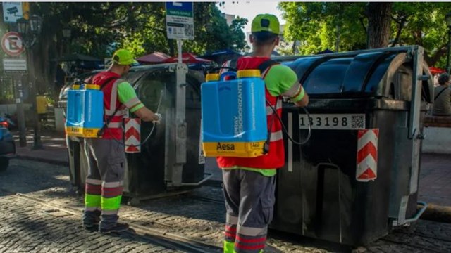 Para evitar el mal olor, en la Ciudad rocían contenedores de basura con fragancia a limón