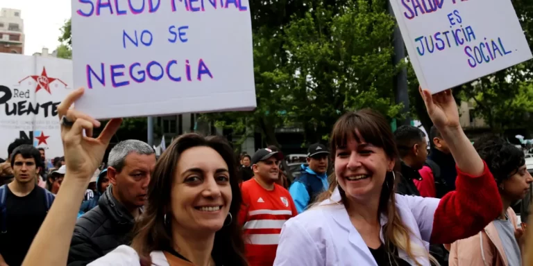 Se realizó un abrazo simbólico por los despidos en el Hospital Bonaparte