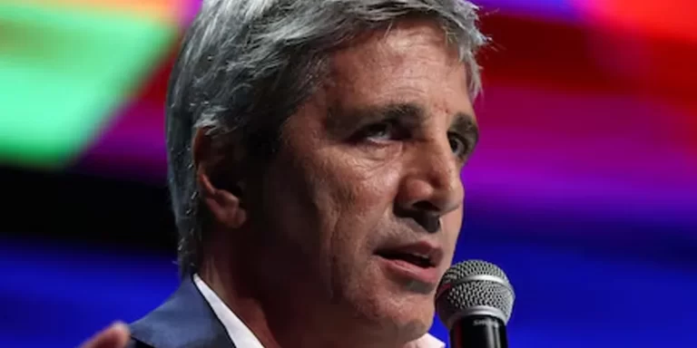 Luis Caputo volvió a Buenos Aires para reunirse con una misión técnica del Fondo Monetario