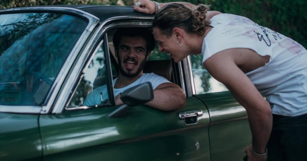 En San Isidro la juventud libertaria borra pintadas de las Abuelas en un Falcon verde
