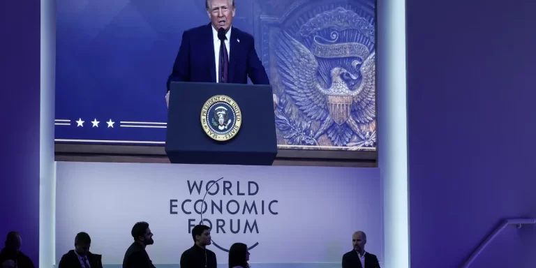 Trump advirtió a empresarios en Davos: “Si no fabrican en Estados Unidos, tendrán que pagar un arancel”