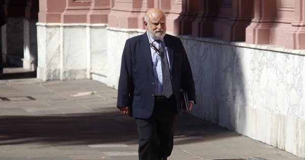 Santiago Caputo ahora quiere echar al procurador Barra
