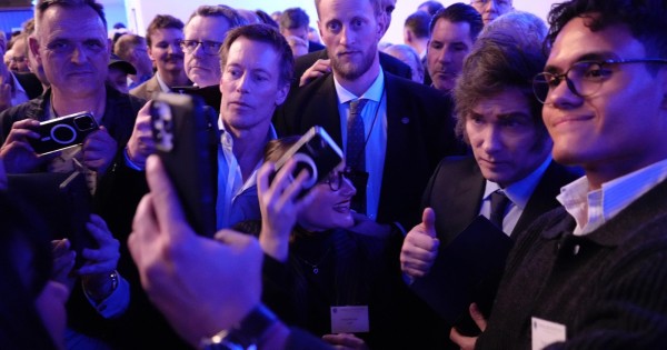 Derrota de Milei: Se impuso el discurso Woke y bajaron Poné a Francella