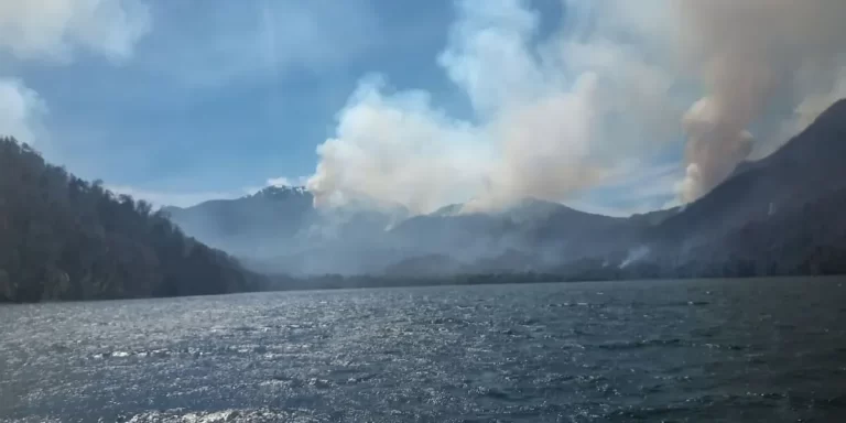 Continúan los fuertes incendios en Bariloche y Epuyén: hay más de 11 mil las hectáreas afectadas