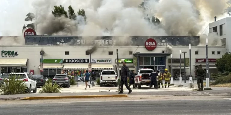 Pinamar: incendio en un supermercado a metros de la playa