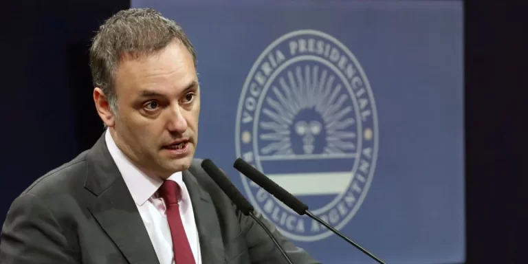 Adorni: “Lo que se está en contra es que detrás del feminismo haya un negocio”