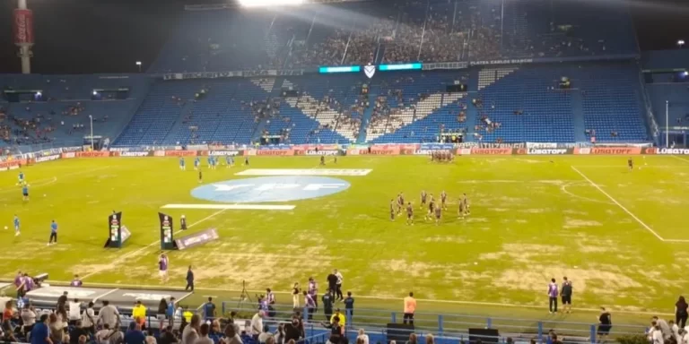 Polémica por el mal estado de la cancha de Vélez: del repudio a la justificación del presidente Fabián Berlanga