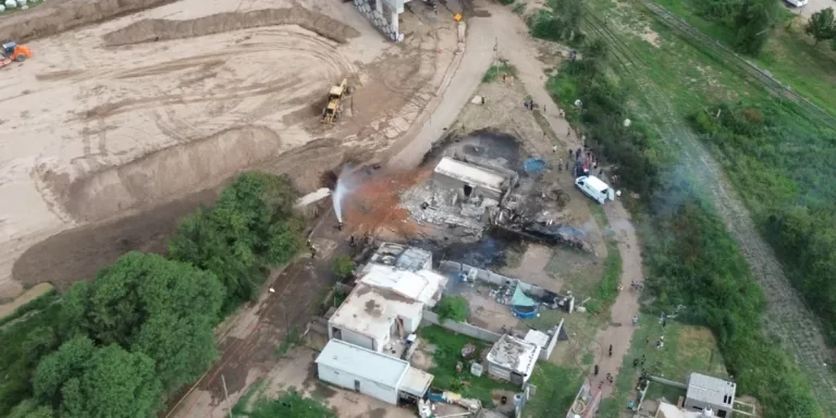 Explosión e incendio en gasoducto de Córdoba: cinco heridos y daños en viviendas