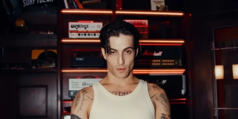 Damiano David comparte su cover de “Nothing breaks like a heart”