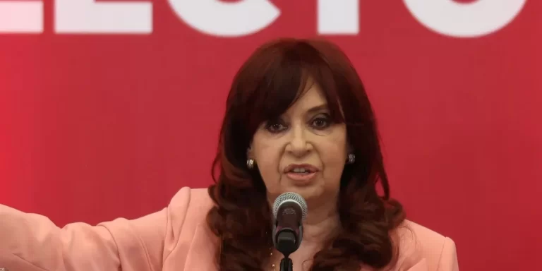 Por su discurso en Davos: Cristina Kirchner acusó a Milei de “atacar a mujeres y homosexuales”
