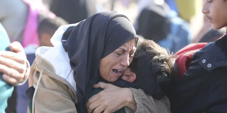 Hamás liberó a 8 rehenes en Gaza e Israel retrasa la excarcelación de prisioneros