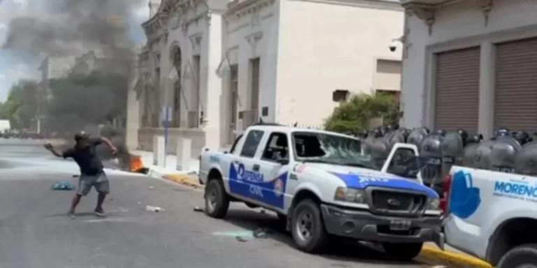 Incidentes en Moreno por el crimen de un repartidor: destrozos y enfrentamientos con la policía