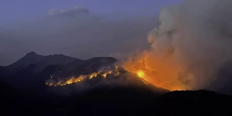 Voraz incendio en El Bolsón: ya hay un fallecido y aún quedan turistas varados en refugios de montaña