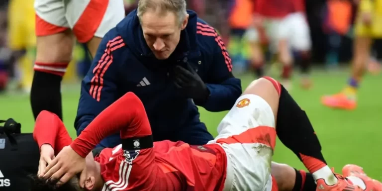 Lisandro Martinez se retiró con una lesión, en camilla y con lagrimas durante el partido por la Premier League
