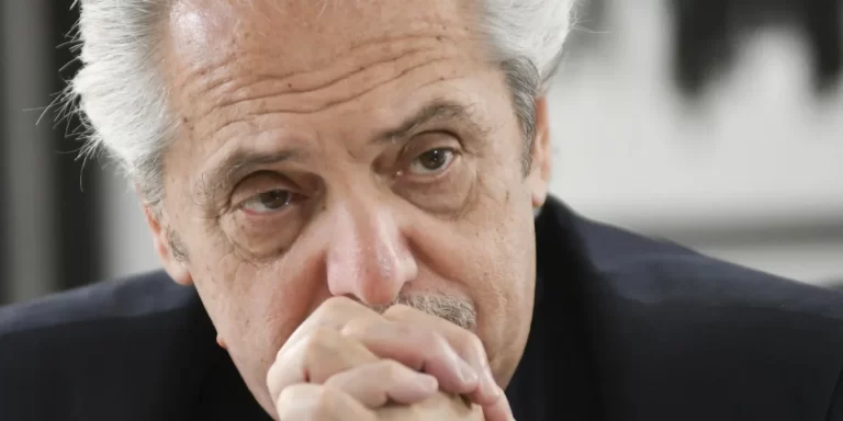 Alberto Fernández se presentó en Comodoro Py por la causa Seguros