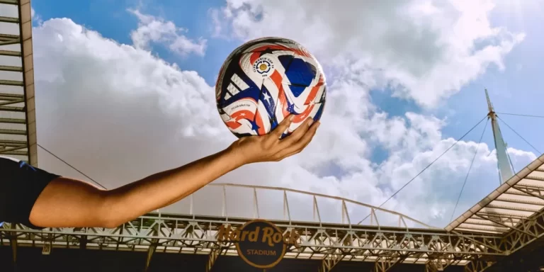Cómo es la pelota del Mundial de Clubes, con diseño homenaje y tecnología para ayudar a los árbitros