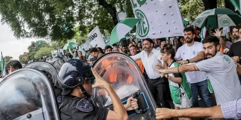 Abrazo al Ministerio de Salud: ATE denunció represión por parte de la Policía