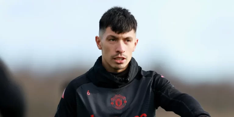 Manchester United confirmó que Lisandro Martínez sufrió una dura lesión y estará varios meses inactivo