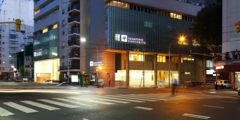 Denuncian que un hombre atacó a una pareja de lesbianas en Recoleta