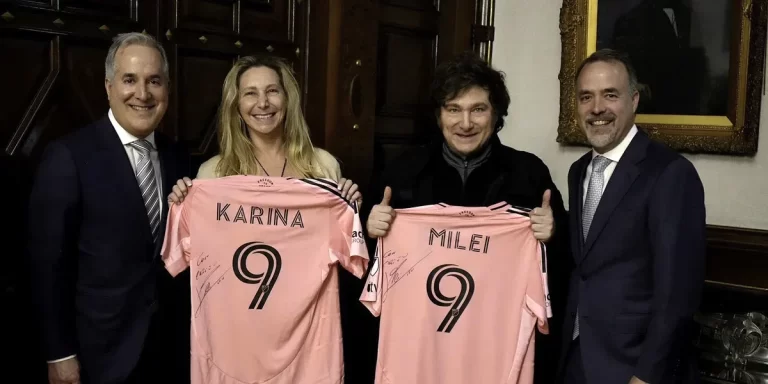 El entorno de Messi negó una “manifestación política” por la camiseta firmada a Milei